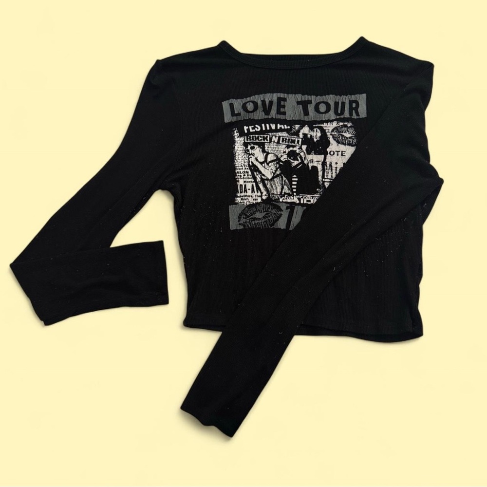 Black Long Sleeve Graphic Crop Top